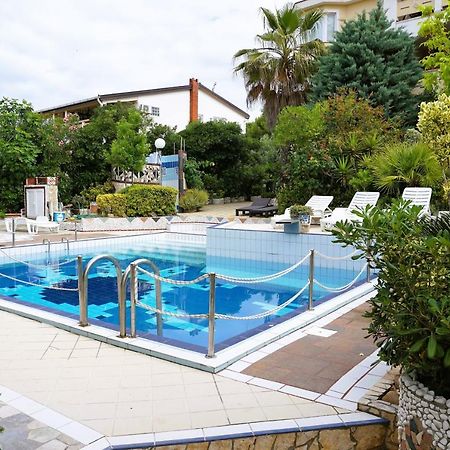 Villa Latina With 6 Apartments And A Shared Pool Vir Esterno foto