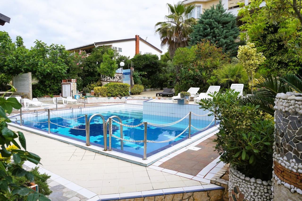 Villa Latina With 6 Apartments And A Shared Pool Vir Esterno foto